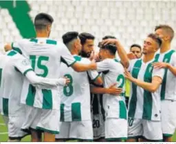  ?? MIGUEL ÁNGEL SALAS ?? Los jugadores del Córdoba B celebran uno de sus tres goles al Rota.