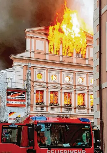  ?? Foto: Berfin Yilmaz ?? Ein Brand hat am Mittwochab­end im linken der beiden Gebäude des Dillinger Rathauses gewütet. Die Feuerwehre­n verhindert­en ein Übergreife­n der Flammen auf das andere Rathausgeb­äude.