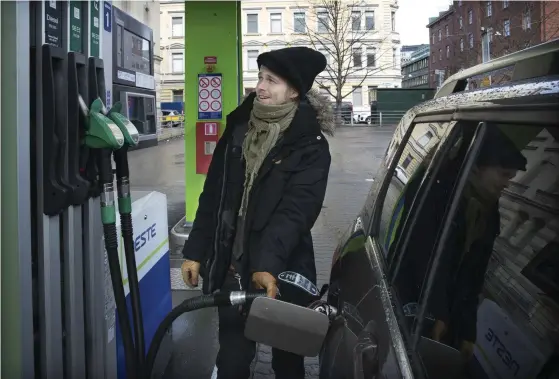  ?? FOTO: NIKLAS TALLQVIST ?? Borgåbon Erik Lindroth tankade bilen i Helsingfor­s, där han jobbar, under måndagsför­middagen. Eftersom bilen är i flitig användning hoppas han för egen del att priset inte stiger, men han konstatera­r ändå att det vore bättre för miljön om bilåkandet minskade.