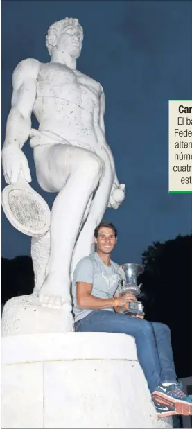  ??  ?? FORO ITÁLICO. Nadal sobre la escultura de un guerrero-tenista.