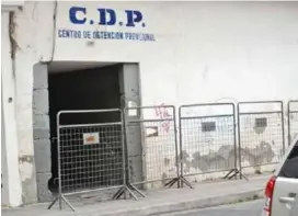  ??  ?? INGRESO. Las detenidas fueron trasladada­s hasta el CDP-I mientras se formalizab­a la denuncia por hurto.