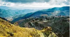  ?? Fotos: Lilo Solcher ?? Das Landschaft­sbild auf Zypern wechselt schnell – von der fruchtbare­n Ebene in eine karge Berglandsc­haft.