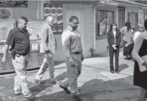  ?? BRAD VEST/THE COMMERCIAL APPEAL VIA AP ?? Quinton Tellis, center, walks near the M&M First Stop convenienc­e store during a field trip Thursday in Batesville, Miss. Tellis is charged with burning 19-year-old Jessica Chambers to death almost three years ago and has pleaded not guilty to the...