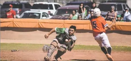  ?? JEANS PINEDA/Taos News ?? Dominic Chacon sidesteps the Moriarty catcher on Saturday (April 30) to score a run.
