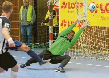  ??  ?? Chancenlos war Stätzlings Keeper Julian Baumann in dieser Szene gegen Meitingen. Stätzling unterlag mit 1:2, Baumann – im Vorjahr noch bester Keeper des Turniers – musste insgesamt neunmal hinter sich greifen.