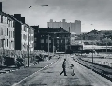  ??  ?? Douglas Stuart, main, revisits the Glasgow of his childhood in the 1980s in his novel, above