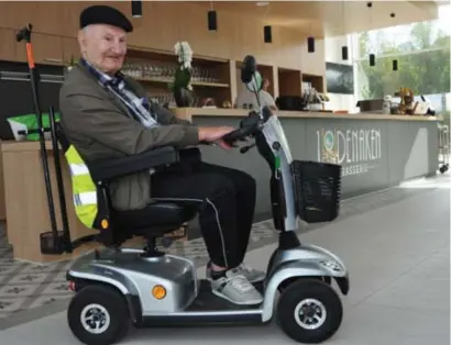  ?? FOTO GUIDO KERCKHOVEN ?? Pierre Hoebrechs (90) verkent zijn nieuwe leefomgevi­ng met zijn scootmobie­l.