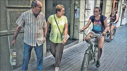  ?? ÀLEX GARCIA / ARCHIVO ?? Peatones y ciclistas por la acera en una calle del entorno de la Sagrada Família