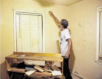  ?? Elizabeth Conley / Staff photograph­er ?? Sherman Brooks points out damage in a bedroom after a raid by the Houston Police Department’s narcotics division. Months later, police returned for his neighbor.