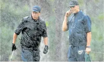  ?? —PHOTOS FROM AP ?? TEAM LEFTY Phil “Lefty” Mickelson (left) and Tom Brady played catch-up the whole round.