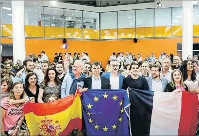  ?? PEDRO RUÍZ ?? Dirigentes de Cs y En Marcha celebrando en Madrid la victoria en las presidenci­ales de Macron