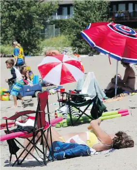  ?? JULIE OLIVER ?? Experts urge beach-goers to rinse off and get dry promptly after swimming at beaches, to reduce the risk of contractin­g a water-borne illness.