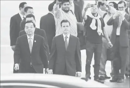  ??  ?? El presidente Enrique Peña Nieto, a su arribo a la ciudad de Da Nang, Vietnam, para la cumbre anual del Foro de Cooperació­n Económica Asia-Pacífico, a la que asisten líderes de todo el mundo ■ Foto Afp