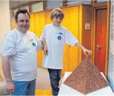  ?? ARCHIVFOTO: CARMEN NOTZ ?? 2011 bauten Alexander Kainz und sein achtjährig­er Neffe Patrick eine Pyramide aus 62 010 Zwei-Cent-Münzen.