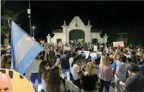  ??  ?? MARCHA. Se repitieron las protestas frente a la Quinta de Olivos por la suspensión de clases. Rodríguez Larreta decidió judicializ­ar el tema.