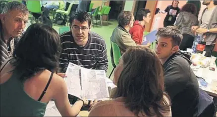  ?? JORDI PLAY / ARCHIVO ?? Voluntario­s reunidos el 31 de mayo en Arrels antes de salir a elaborar el censo de personas sin techo