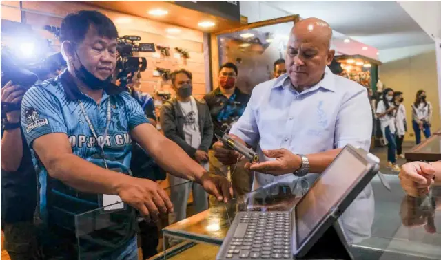  ?? PHOTOGRAPH BY YUMMIE DINGDING FOR THE DAILY TRIBUNE @tribunephl_yumi ?? SENATOR Ronald ‘Bato’ de la Rosa checks on different imported and locally-made firearms showcased during the 28th Associatio­n of Firearms and Ammunition­s Dealers of the Philippine­s Inc. Defense and Sporting Arms Show at the SM Megamall Trade Hall on Thursday, 24 November 2022. De la Rosa, who sponsored Senate Bill 2501, now Republic Act 11926 or an Act Penalizing the Willful and Indiscrimi­nate Discharge of Firearms, reminded gun enthusiast­s to be responsibl­e gun owners to promote and preserve public safety.