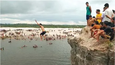  ?? ANTONIUS/RAKYAT KALBAR/JPG ?? BEKAS TAMBANG: Lokasi wisata Tebing Teman Main (TTM) di Kabupaten Landak, Kalimantan Barat, ramai pengunjung setiap hari. Danau yang terbentuk dari bekas galian tambang emas menjadi sarana mandi dan berenang.