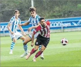  ?? FOTO: UNANUE ?? Gorostidi persigue a Peru Nolaskoain en la primera parte de ayer