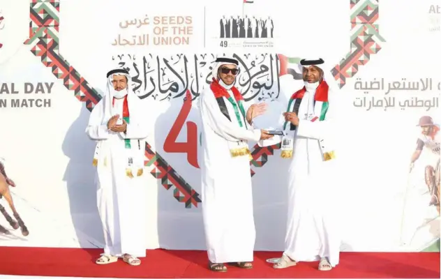  ??  ?? ↑
Zayed Khalifa Zayed Al Aboudi Al Zaabi, Executive Director of the Ghantoot Racing and Polo Club, presents a memento to Ali Al Bawardy, Chairman of Emirates Polo Associatio­n.