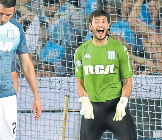  ?? MARCELO CARROLL ?? A los gritos. Javier García reta a sus compañeros luego de salvar el empate. El arquero sostuvo a Racing en varias jugadas.