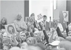  ?? DAVID CALVERT, GETTY IMAGES ?? Constituen­ts react to Republican Sen. Dean Heller and Rep. Mark Amodei during a town hall in Reno last week.