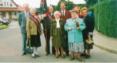  ?? Foto: MN-Archiv ?? Seit der Fahnenweih­e ist Franz Buchberger (Dritter von links) Bannerträg­er der Sudetendeu­tschen Landsmanns­chaft. Unser Bild stammt von der Feier „100 Jahre Stadt Krumbach“im Jahre 1995.