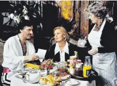  ?? FOTO: IMAGO ?? Helmut Fischer, Ruth-Maria Kubitschek und Erni Singerl (von links nach rechts) in der Fernsehser­ie „Monaco Franze“. Als der ewige Stenz wurde Fischer 1983 quasi über Nacht berühmt.