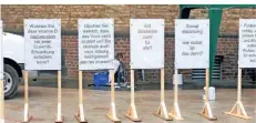  ?? RP-FOTO: BUER ?? Auf dem Markt in Willich standen am Samstag Plakataufs­teller mit „Fragen zur Corona-Krise“. Die Aktion war bei der Polizei angemeldet worden.