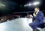  ??  ?? Il pubblico Salvini ieri ha incassato l’applauso di oltre duemila leghisti venuti a sentire il loro leader