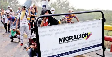  ??  ?? Demonstrat­ors gather on the Simon Bolivar internatio­nal bridge, in Cucuta. — AFP photo