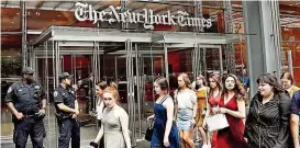  ??  ?? Polizisten bewachen den Eingang der „ New York Times“