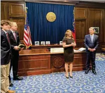  ?? COURTESY OF CHEROKEE COUNTY SHERIFF’S OFFICE ?? Shannon Wallace (center) was sworn in Monday by Gov. Brian Kemp (right) as a Superior Court judge for the Blue Ridge Judicial Circuit.