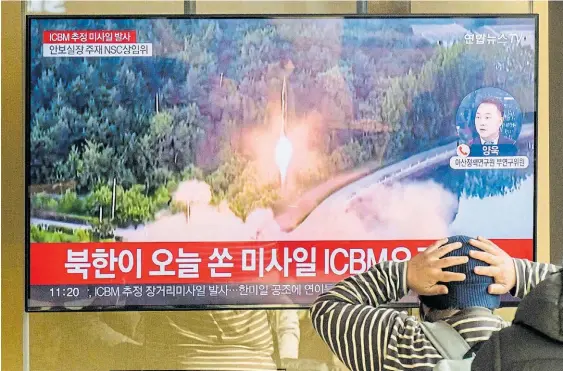  ?? AFP ?? Imagen. Un hombre se toma la cabeza en una estación de tren en Seúl, Corea del Sur, frente a un televisor que muestra el proyectil norcoreano.