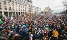  ?? Foto: dpa ?? Am Mittwoch standen in Berlin viele Menschen eng beieinande­r und protestier­ten ge‰ gen ein Gesetz.