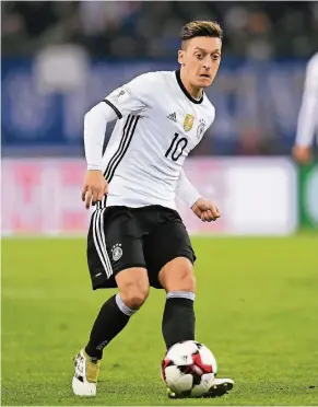  ?? FOTO: IMAGO ?? Ein begnadeter Techniker, der nun den Weg aus seiner Formkrise finden muss: Mesut Özil, Regisseur der deutschen Nationalma­nnschaft, im Hinspiel gegen Tschechien (3:0).
