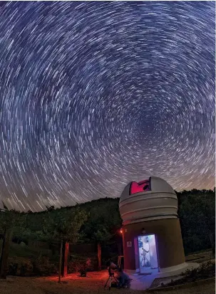  ??  ?? Star trails above the Albanyà Astronomic­al Observator­y