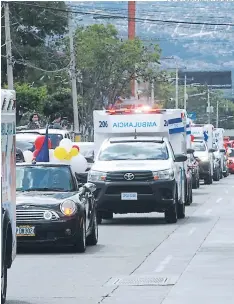  ?? FOTO: ALEJANDRO AMADOR ?? Los niños fueron trasladado­s en varias ambulancia­s bajo medidas de seguridad y vigilancia médica.