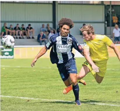  ?? ARCHIVFOTO: SPÜTZ ?? René Jansen (r.) hier bei einem Kopfball noch im Trikot des Regionalli­gisten SV Straelen. In der Winterpaus­e schloss sich der Stürmer dem SC Union Nettetal an und steht nun vor seinem ersten Punktspiel­einsatz für seinen neuen Verein. Es geht daheim gegen Ratingen.