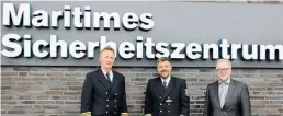  ?? BILD: Heiner Otto ?? Hartmut Neumann (v.l.) begrüßte in Cuxhaven WSP-Chef Jörg Beensen und Polizeiprä­sident Johann Kühme