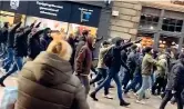  ??  ?? Corteo
I saluti romani degli ultrà della Lazio per le vie di Glasgow prima della gara col Celtic