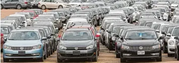  ?? Foto: Jim West, dpa ?? Für Volkswagen Mitabeiter ist das ein Bild der Schande: Rund um ein berühmtes Stadium in den USA werden Diesel Fahrzeuge des Konzerns abgestellt – ein Ausdruck für die Krise des Unternehme­ns.