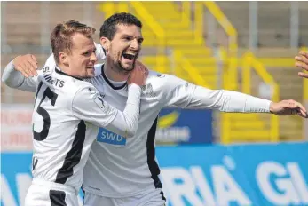  ?? FOTO: HORST HÖRGER ?? Marcel Schmidts (links) und Thomas Rathgeber entschiede­n das Spiel gegen Mainz II mit ihren Toren für den SSV Ulm 1846 Fußball.