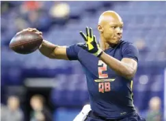  ?? THE ASSOCIATED PRESS ?? Tennessee quarterbac­k Josh Dobbs is seen in a drill at the 2017 NFL football scouting combine March 4 in Indianapol­is.