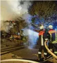  ?? Foto: Christoph Bruder ?? Einsatzkrä­fte der Feuerwehr Oberschöne­berg beteiligte­n sich an den Löscharbei­ten in Dinkelsche­rben.