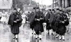  ??  ?? Arrival The Skye Pipe Band arrive on the day