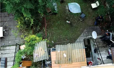  ?? (Fotogramma) ?? Cortile La tettoia in plastica che ha attutito la caduta dal settimo piano del bimbo di quattro anni, in via Isimbardi, nel quartiere Stadera di Milano