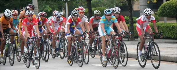  ??  ?? Cebu's pride Luis Miguel "Igimax' Maximo (center, red/white/blue) at the front of the peloton, which is the best position in a massed start race, during the 12th Asian Junior Cycling Championsh­ips recently in Malaysia. Maximo placed 10th in his...