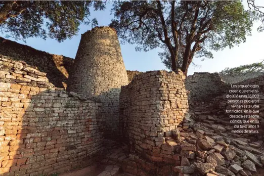  ??  ?? Los arqueólogo­s creen que en el siglo XIV, unas 18 000 personas pudieron vivir en esta urbe fortificad­a, en la que destaca esta torre cónica, que en su día tuvo unos 9 metros de altura.