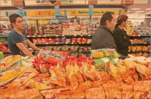  ?? Foto archivo ee: hugo salazar ?? Desde el 2014, se gravó con 8% cada 100 gramos de los alimentos no básicos con alta densidad calórica.